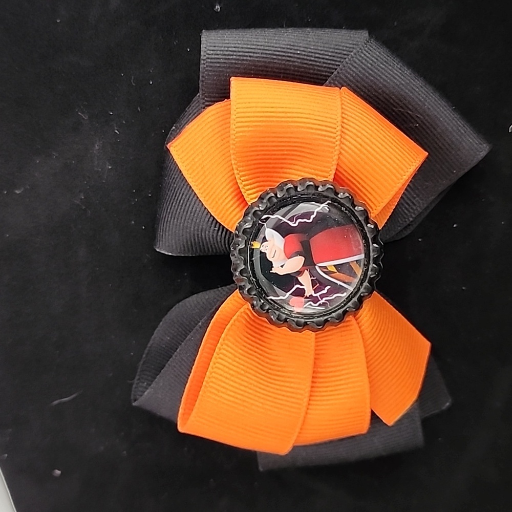 NWOT Queen of Hearts hair bow